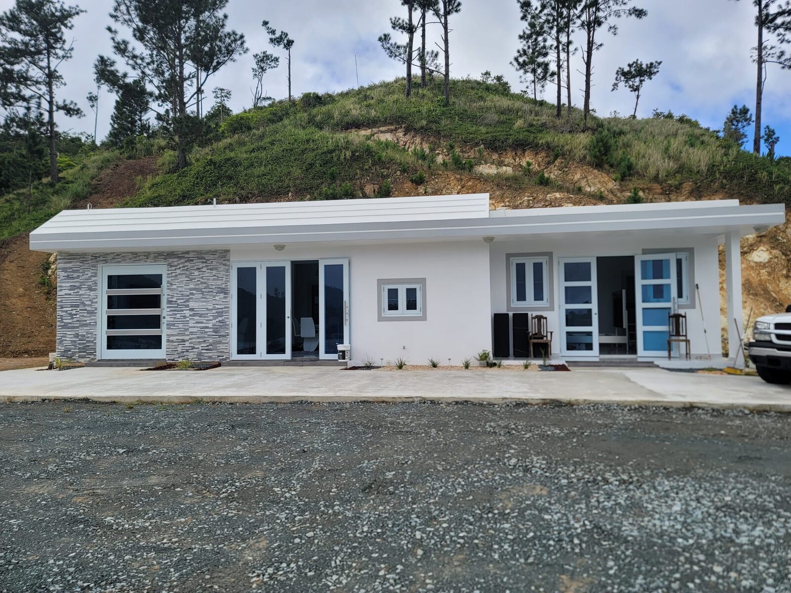 Residencia moderna con ventanas de aluminio y cristal en Puerto Rico